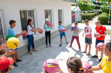 Gençler, aynı anda bir spor oyunu, takım kurma bir daire içinde topu atma