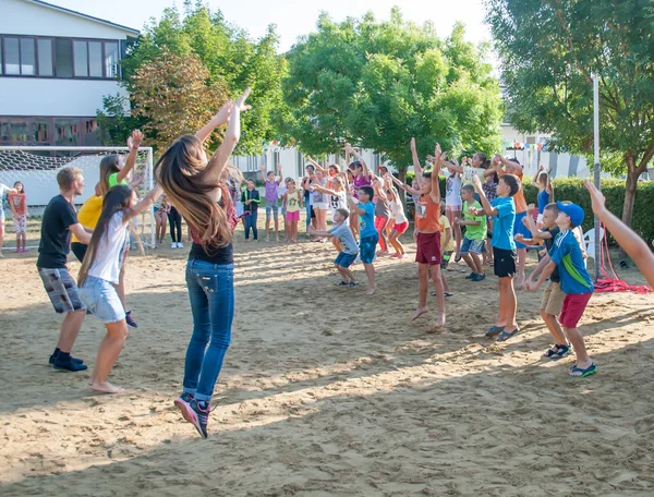 Bambini che fanno esercizi mattutini nel campo estivo — Foto Stock