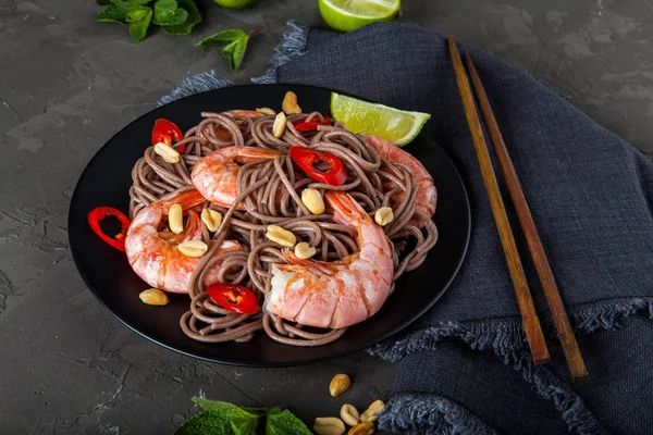 Siyah kase sebze ve karidesler ile karıştırın Fry noodle.