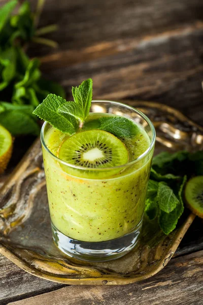 Kivi Meyve, nane ve kireç ile taze Smoothie kokteyl.