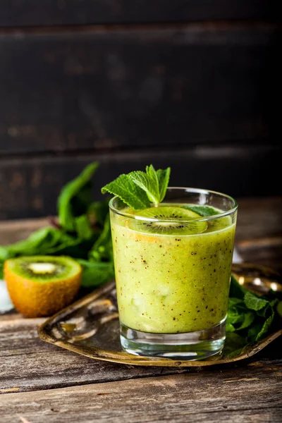 Kivi Meyve, nane ve kireç ile taze Smoothie kokteyl.