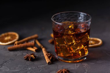 Koyu sırt üzerinde brendi veya viski, baharat ve süslemeleri Cam