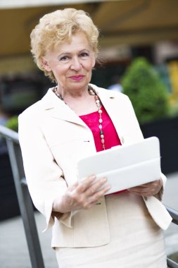 Sarışın iş kadını. Yaşlı iş kadını ile tablet, açık.