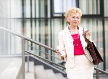 Sarışın iş kadını. Yaşlı iş kadını ile kahve, açık.