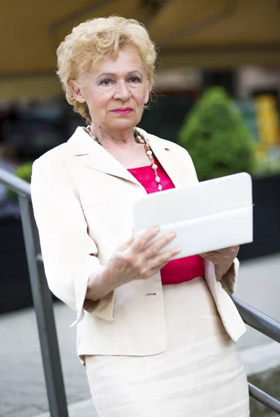 Blonde Business Woman Elderly Business Woman Tablet Outdoor — Stock Photo, Image