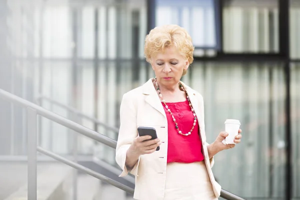 Блондинка Деловая Женщина Пожилая Деловая Женщина Кофе Помощью Мобильного Телефона — стоковое фото