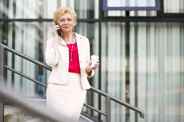 Donna Affari Bionda Donna Affari Anziana Con Caffè Utilizzando Telefono — Foto Stock