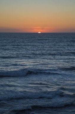Gün batımı. San Diego, Kaliforniya, ABD. Okyanus, gün batımı, kıyı görünümü. Manzara. 