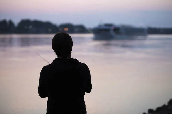 Balıkçı Nehirde Balık Avlama Genç Adam — Stok fotoğraf