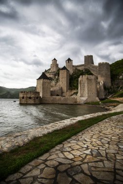 Kale Golubac, Sırbistan manzara. Golubac'taki yaşlı fort. Avrupa, Sırbistan. 