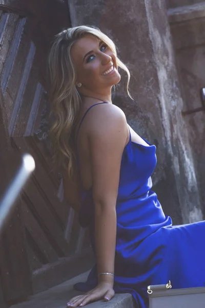 青いドレスを着た官能的なブロンドの女の子 自然の中でポーズをとる若い美しい少女 — ストック写真