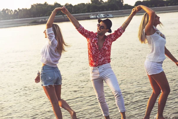 Friends Dancing Together Beach Happy Young People Having Fun Beach — Stock Photo, Image