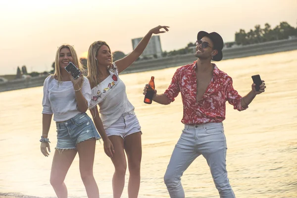 Friends Dancing Together Beach Happy Young People Having Fun Beach — Stock Photo, Image