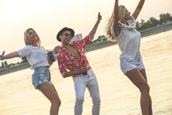 Друзі Танцюють Разом Пляжі Щасливі Молоді Люди Розважаються Пляжі — стокове фото
