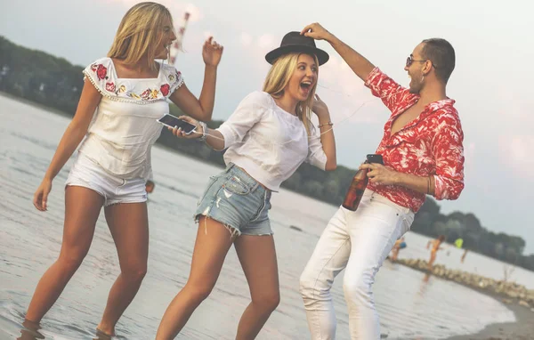 Friends Dancing Together Beach Happy Young People Having Fun Beach — Stock Photo, Image