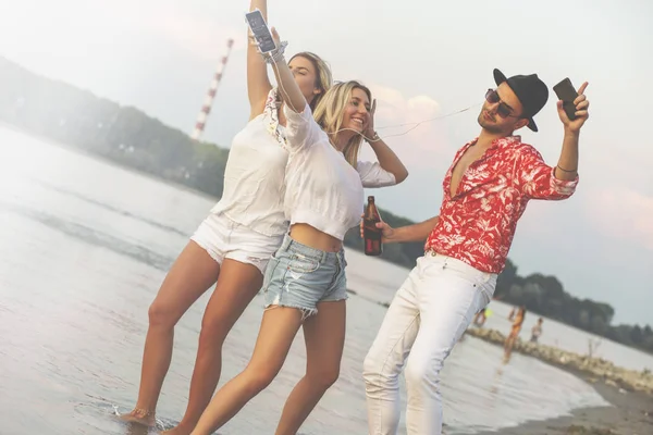 Friends Dancing Together Beach Happy Young People Having Fun Beach — Stock Photo, Image