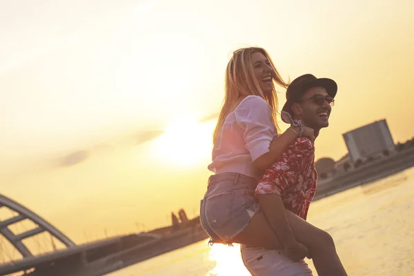 Vänner Som Dansar Tillsammans Stranden Glada Unga Människor Som Har — Stockfoto