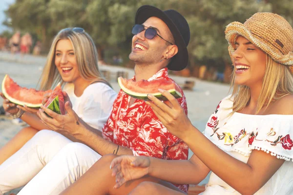 Friendship People Beach Young Hipster People Eating Watermelon Beach — Stock Photo, Image