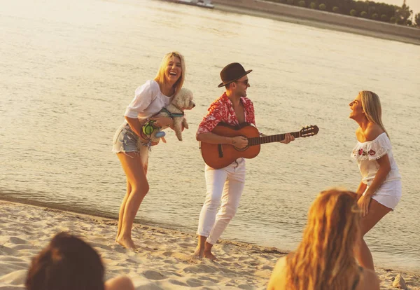 Friends Dancing Together Beach Happy Young People Having Fun Beach — Stock Photo, Image