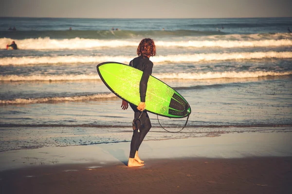 Серфер Пляжі Чоловік Пляжі Йде Серфінг Несучи Дошку Серфінгу — стокове фото
