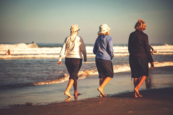 Vriendschap Vrouwen Die Een Strand Lopen Oudere Vrouwen Wandelen Samen — Stockfoto