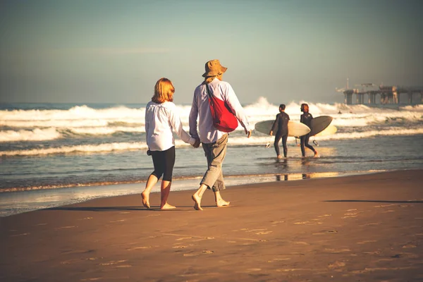 Menschen Gehen Einem Strand Spazieren Erwachsene Gehen Einem Sonnigen Tag — Stockfoto
