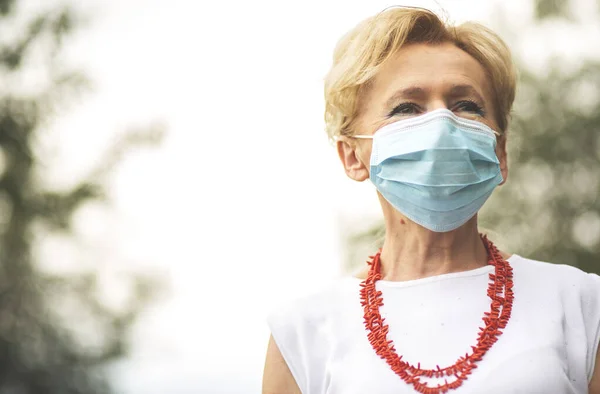 Ritratto Una Bella Donna Bionda Che Indossa Una Maschera Donna — Foto Stock