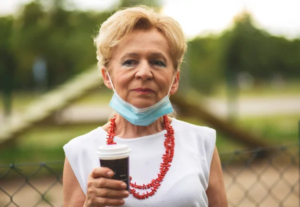 Porträt Einer Schönen Blonden Frau Mit Maske Seniorin Beim Kaffeepausen — Stockfoto