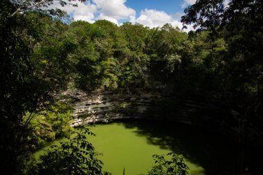 Meksikalı Chichen Itza 'nın kutsal kurban metni. Bahçe manzarası. Meksika, Chichen Itza Cenote 'nin manzarası.