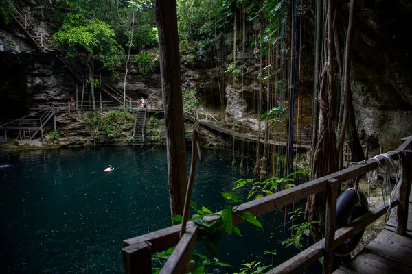 Meksiko 'da sayım. Peyzaj. Meksika 'daki güzel mezarlığın manzarası.