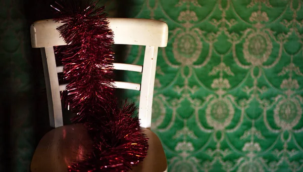 Zimą Ozdoba Świąteczna Rustykalnym Krzesle Ozdoba Świąteczna Kolorze Czerwonym Złotym — Zdjęcie stockowe