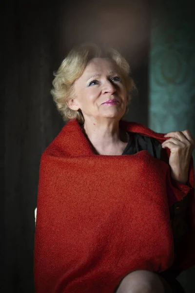 Retrato Mujer Elegante Con Manta Roja Medias Navideñas Mujer Mayor — Foto de Stock