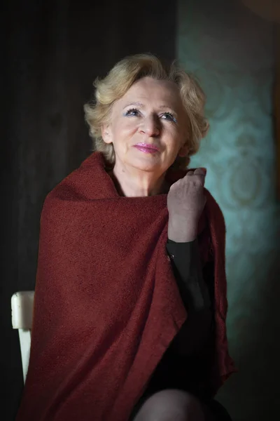 Портрет Элегантной Женщины Красным Одеялом — стоковое фото