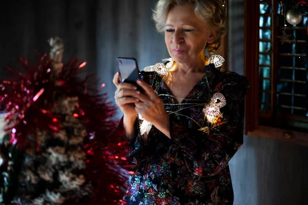 Старшая Женщина Украшает Рождественское Дерево Рождественский Чулок Пожилая Женщина Празднует — стоковое фото