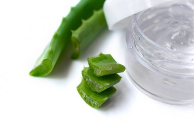 Aloe vera beyaz arka plan üzerinde jel bırakır, izole