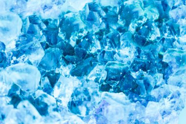 Mineralden yapılmış bir arka plan. Ametist kristal yüzey, yakın