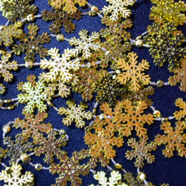 Çok renkli kar taneleri yapılmış arka plan