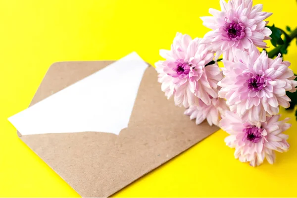 Sobre Amor Con Letra Blanco Flores Crisantemo Rosa Tocino Amarillo — Foto de Stock