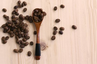 Tahta kaşık n masada kavrulmuş kahve çekirdekleri