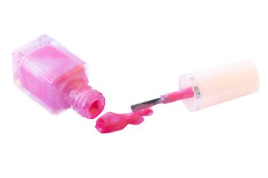 Dökülmüş pembe oje ve cam şişenin yakından görünümü