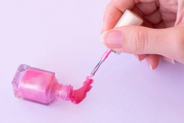 Dökülmüş pembe oje ve cam şişenin yakından görünümü