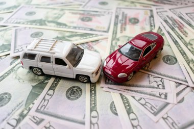 Kazan, Tataristan, 3 Kasım 2018: Amerikan doları arka planında iki araba birbirine çarptı. Trafik kazası nın görüntüsü. Araba kazası ve araba sigortası kavramı