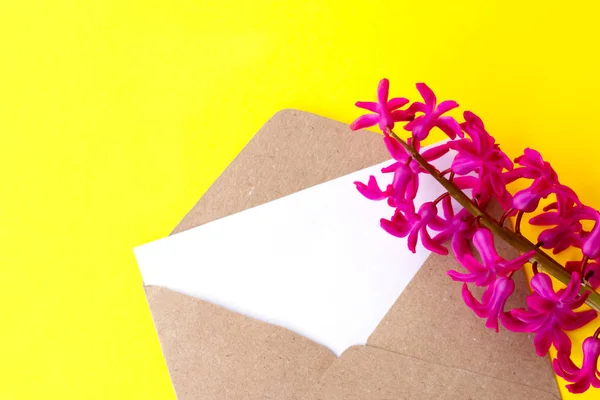 Envelope Amor Com Letra Branco Flores Jacinto Rosa Com Corações — Fotografia de Stock