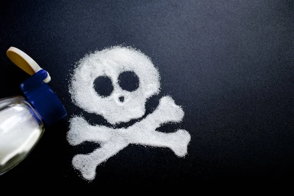 Tuz siyah yüzeye serpilmiş. İzole, Kavram- diyet, tuz aşırı tüketimi sağlık nedeni zarar 