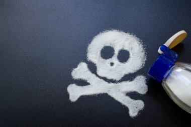 Tuz siyah yüzeye serpilmiş. İzole, Kavram- diyet, tuz aşırı tüketimi sağlık nedeni zarar 