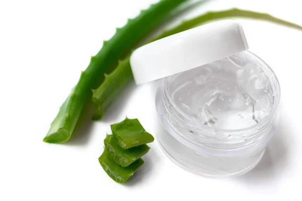 Aloe vera beyaz arka plan üzerinde jel bırakır, izole