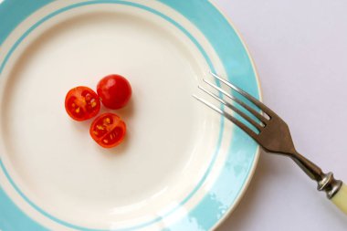 Kiraz domates ile tabak. Sert diyet ve kilo kaybı kavramı.