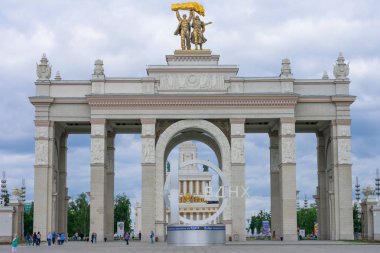 Rusya, Moskova, 3 Haziran 2019: Ulusal Ekonominin Başarıları Sergisi'nin ana pavyonu - dünyanın en büyük sergisi, müzesi ve eğlence kompleksi, popüler kamusal alan.