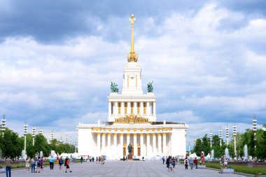 Rusya, Moskova, 3 Haziran 2019: Ulusal Ekonominin Başarıları Sergisi'nin ana pavyonu - dünyanın en büyük sergisi, müzesi ve eğlence kompleksi, popüler kamusal alan.