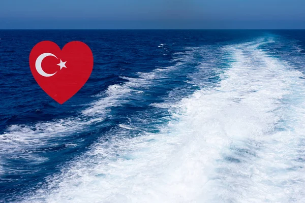 Bandera Turca Forma Corazón Fondo Hecha Vista Mar Mediterráneo Azul —  Fotos de Stock